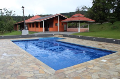 Piscina com prainha do Sítio Do-Re-Mi