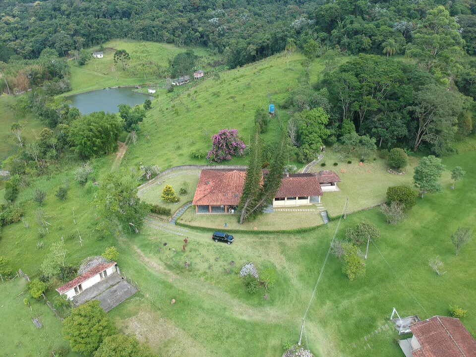 Vista aérea do Sítio Do-Re-Mi mostrando a sede, lago e ampla área verde